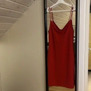 klänning - använd en gång till julen. köptes på bikbok