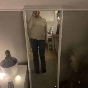 Low waist straight  - Low waist jeans från bikbok, slutsålda online  Köpta för 599, säljer för 200 plus frakt 