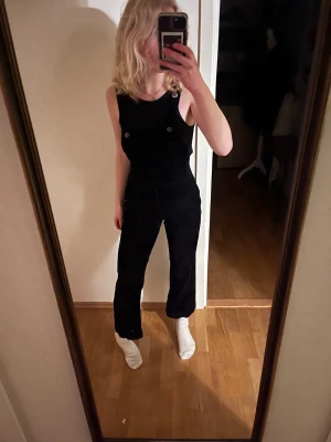 Manchesterhängslebyxor - Manchesterhängslebyxor från &other stories, sparsamt använda jätte fina men kommer aldrig till användning:)