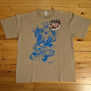 Ed Hardy T-shirt  - En ed Hardy T-shirt, storlek XL, väldigt bra skick, samma tröja kan gå uppåt 700 kr online  Kan mötas upp i Stockholm eller frakta 