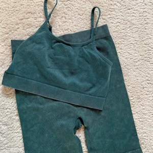 Ribbat sett - Ribbat sett i cykelbyxor och topp. Strl S i toppen och M i shortsen. Köpt på HM, använd en gång 