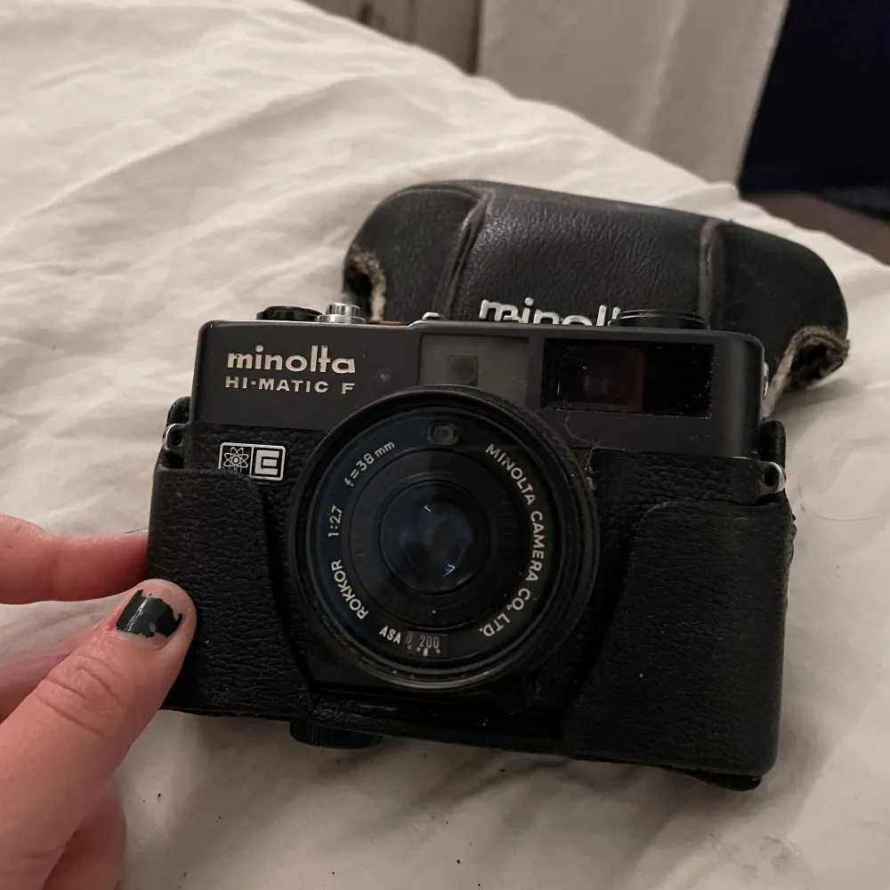 analog 35mm kompaktkamera med autofokus, i fint fint skick! ej funktionstestad då jag inte har några batterier till den :) du får med fodralet till och slänger även iväg en liten blixt på köpet. Övrigt.