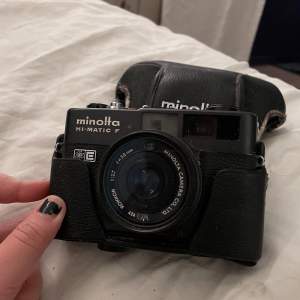 analog 35mm kompaktkamera med autofokus, i fint fint skick! ej funktionstestad då jag inte har några batterier till den :) du får med fodralet till och slänger även iväg en liten blixt på köpet