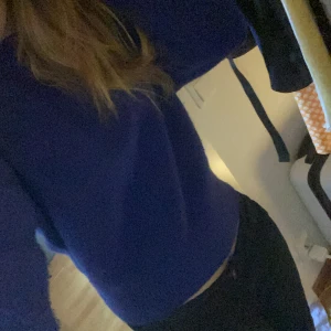 Stickad tröja  - Säljer denna stickade tröja ifrån zara i en super fin blå färg!!! Nästan aldrig använd och säljs då den inte kommer till användning ❤️