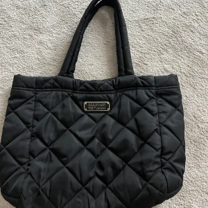Marc Jacobs Väska - En mellanstor väska, som ryms med relativt mycket. Finns 2 små fack på varsin sida💗