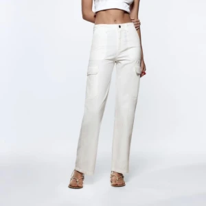 Zara cargo jeans - Säljer dessa vita jätte fina cargo byxor ifrån zara. Dessa kommer tyvärr inte till användning så det är därför jag säljer dom. Jätte fint skick!! Slutsålda på hemsidan!! Betalde 359kr för dom nya.  Storlek 34  Jag är 161 cm lång Köparen står för frakten! 