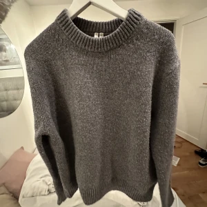 Arket stickad tröja  - Stickad tröja från Arket! Använd men fortfarande fint skick, lite nopprig vid under arm men inget man tänker på :) Köpt för 790 kr på herr avdelningen! Kolla Profil, säljer likadan i mörkblått