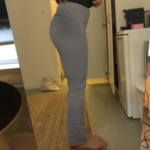 Ljusblåa brandy melville bootcut tights - Brandy melville ljusblåa bootcut tights/yoga pants