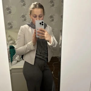 Kavaj  - Skitsnygg ljusrosa kavaj som tyvärr är för liten, aldrig använd.  OBS! Jag står inte för frakten. 