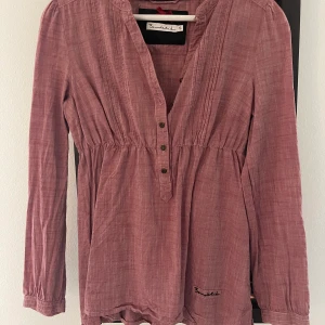 Fin blus från Bondelid  - Fin, julig blus från Bondelid. Använd fåtal gånger. Köparen betalar frakt