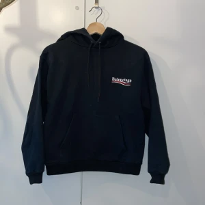 Balenciaga political hoodie xxs - Sitter som en fin croppad hoodie på mig som är 168 men jag har för långa armar 🥺