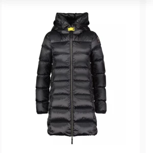 S - Parajumpers jacka köpt på johnells  Använt en gång Inte riktigt min stil köpt 5999 säljer den för 5000