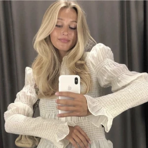 & other stories blus - Säljer en likadan blus som på bilden fast i svart. Från &other stories🖤(lånad bild från förra ägaren)