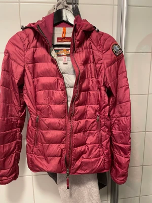 Parajumpers jacka  - Använd, tunn dunjacka med luva. 
