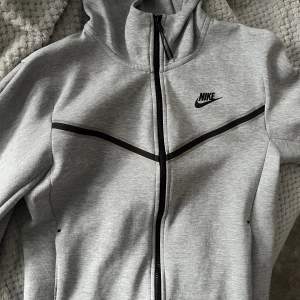 Grå nike tech fleece strl xs i nyskick. Säljer den då den inte kommer till användning. Köptes på JD för 1350 och säljer för 700+frakt ❤️