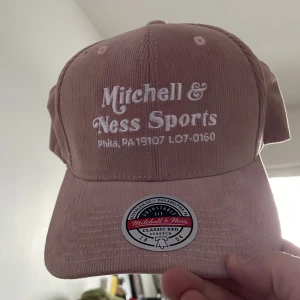 Keps  - Keps i rosa Manchester från Mitchell & Ness som aldrig har använts.