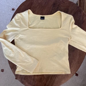 Gul topp med fyrkantig halsringning - Jätte fin oanvänd tröja med fyrkantig halsringning. Storleken är L, men skulle säga att det är en M. Fin i skick.