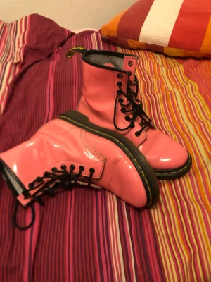 rosa dr martens - skorba är i bra skick saknar dock sula som är biligt o köpa, också sköna utan