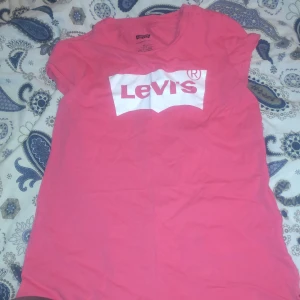 Levis tröja  - Säljer min Levis tröja för den är för liten. Köpte den för 250kr. Den har två små fläckar på den men annars är den i fint skick.