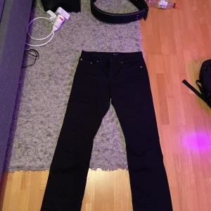 Filippa K jeans - Svarta jeans från Filippa K. Storlek W32 L32. Bootcut så dom sitter perfekt över skorna.  Skriv för fler bilder