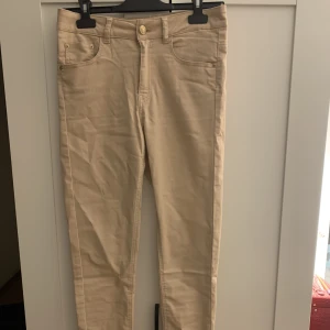 Jeans bikbok - Ljusrosa jeans från Bikbok.  Strl S.  Använda 1 gång.  Kan skickas om köparen står för frakten. 