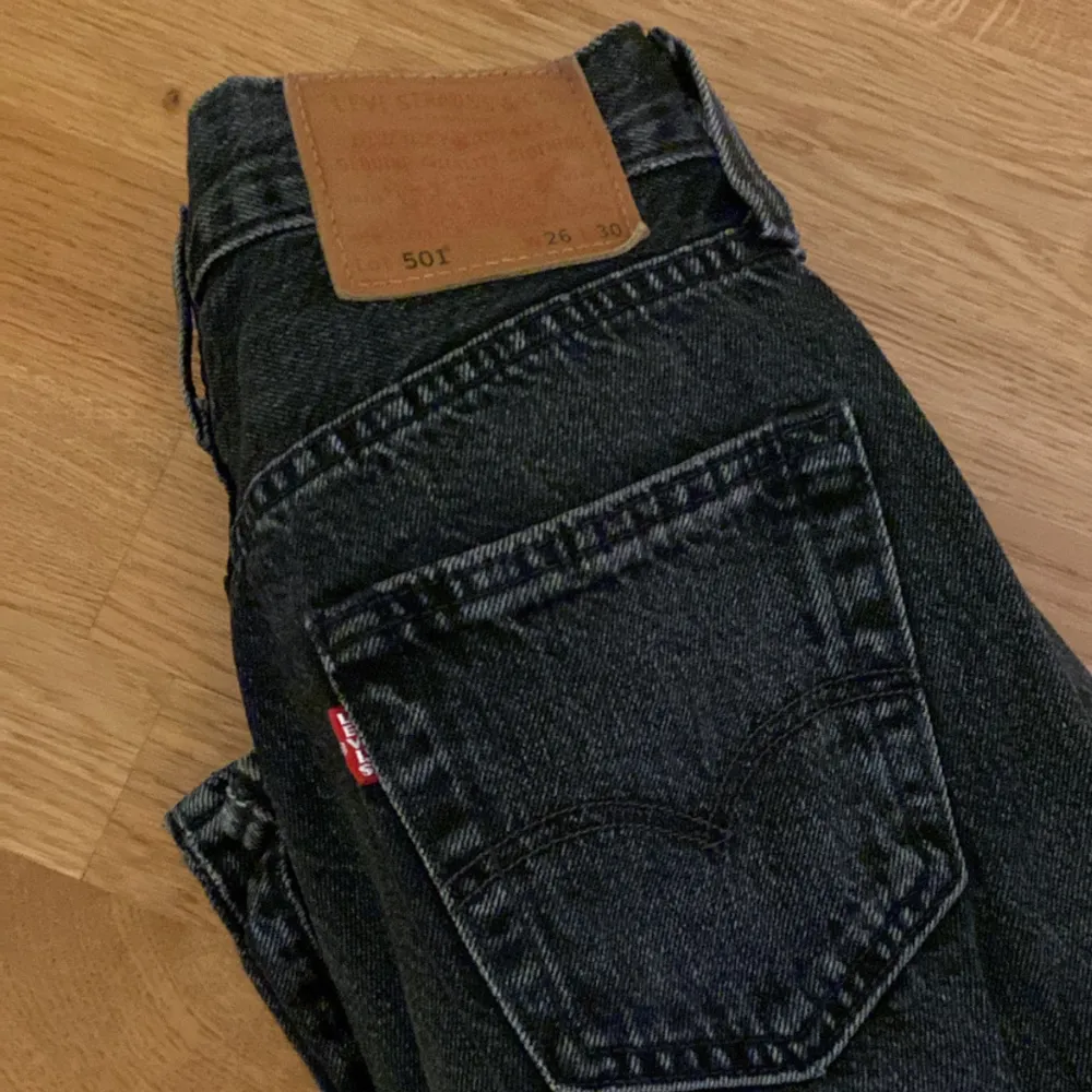 Oanvända lågmidjade Levis jeans. Budgivningen är inklusive frakt . Jeans & Byxor.