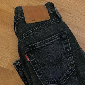 Levis Jeans - Oanvända lågmidjade Levis jeans. Budgivningen är inklusive frakt 