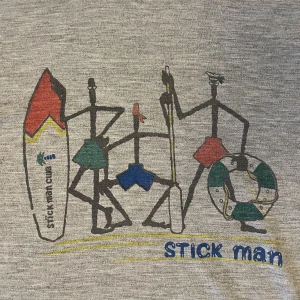 Surfer T-shirt  - Unik retro T-shirt med Beach motiv. Super snygg tröja jag tyckt om i många år. Storlek: L  ✨köparen står för frakten✨