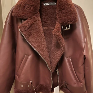 Jacka - Fakeläder jacka från Zara. Helt oanvänd med lappen kvar.