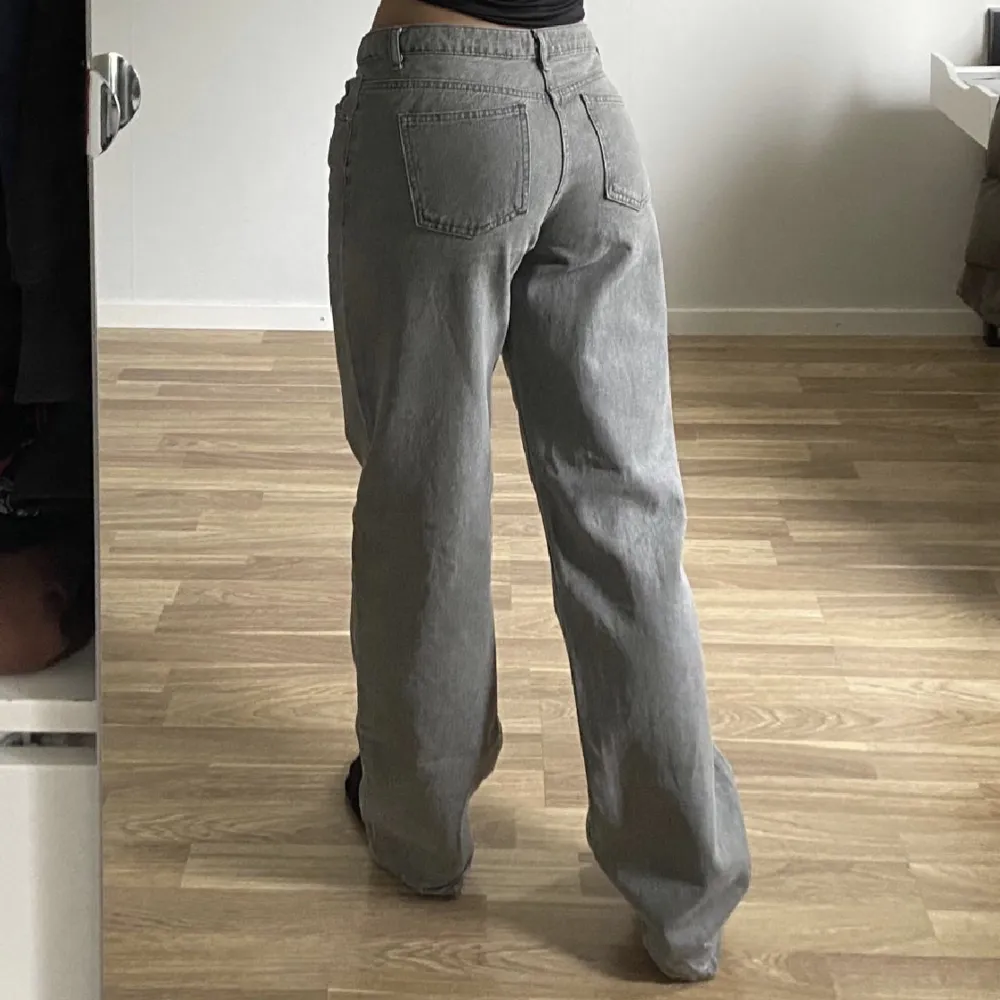 Lånade bilder!!Säljer dessa lågmidjade jeans ifrån NAKD som jag köpt på plick precis men tyvärr var dem försmå! Säljer för 300+ frakt💓  OBS:tryck inte på köp direkt ‼️. Jeans & Byxor.