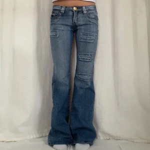 Lågmidjade jeans - Säljer fler liknande jeans! Bootcut 2000s jeans från Reactive Midja:79 Innerbenslängd:89 Jag är 169 med W28 som referens