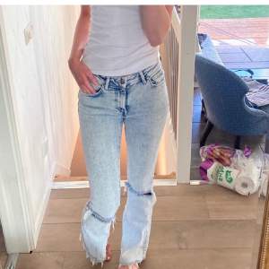 Köpte dessa jeans på plick men säljer pga att dom ej kommer till användning 🤍Köptes på BIKBOK 