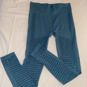 Träningstights från panos emporio - Jättesköna träningstights och formar sig så bra efter kroppen. Super stretchiga och perfekta att träna i. Har ett par svarta som är mina favoriter så kan verkligen rekommendera dom. 