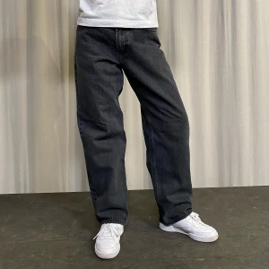 Junkyard unisex - Storlek: XS Midjemått: 76 cm Innerbenslängd: 74 cm Modellen är 163 cm och brukar bära storlek XS/S Pris: 349 kr (köparen står för frakten eller upphämtning i Borås)