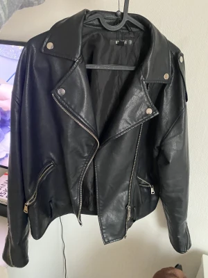 Skinnjacka - Oversized Skinnjacka i PU-läder från missguided. Tyvärr har en ”rem” på ena axeln lossnat (men den kan lätt sys fast) 