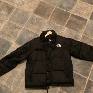 North face jacka 700 - Passar för S och M, lite liten i storleken för att vara M, skick 7/10, inga hål men några små skavanker finns. Jackan är inte heller lika puffig som en ny.