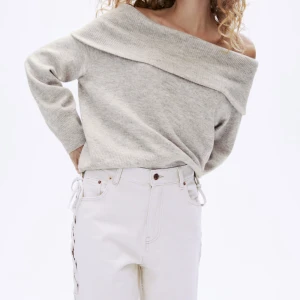 Stickad tröja - Hm stickad tröja som är off shoulder💖💖kom privat om du har några frågor HAR EGEN FRAKT PRIS 