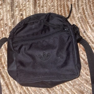 adidas axelremsväska  - en najs adidas axelremsväska (pris kan diskuteras)