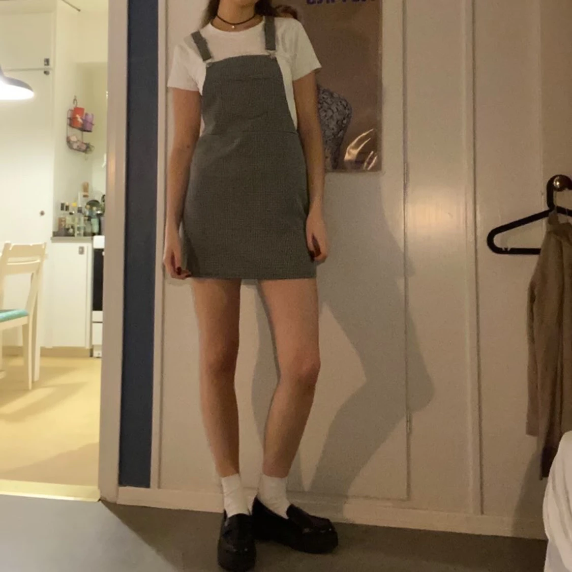 Svart/vitrutig hängselklänning