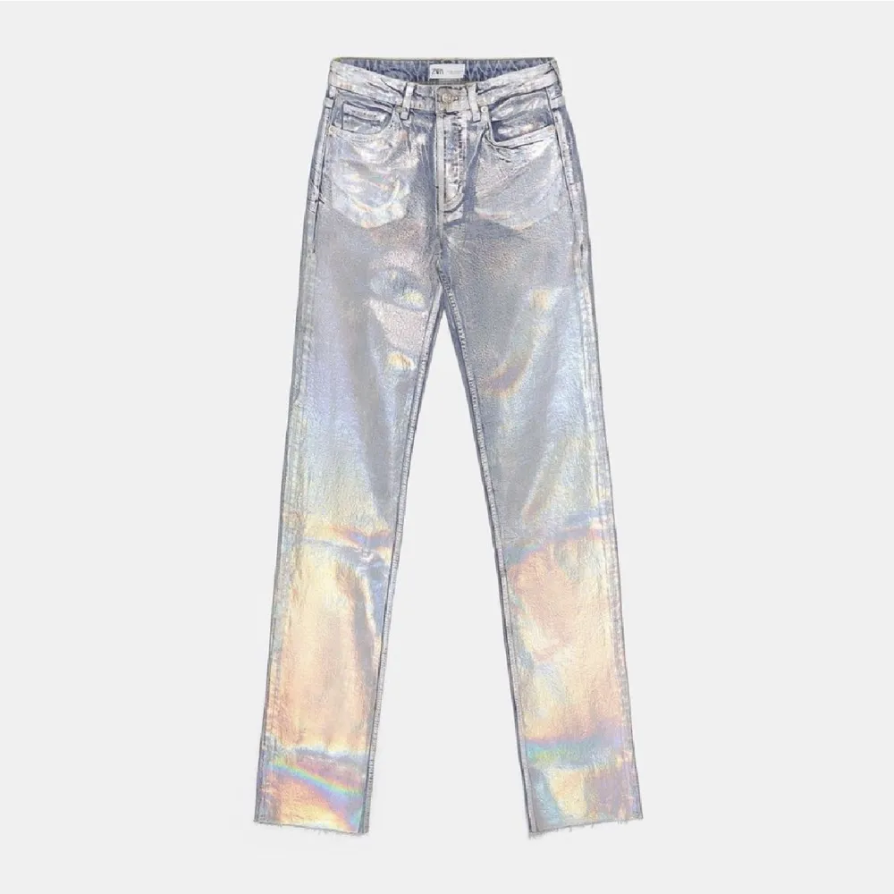Svin coola silver jeans ifrån Zara!! Jeansen ser ut som nya, skriv för fler bilder💗🙌🏼. Jeans & Byxor.