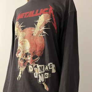 Långärmad Metallica Tröja - En långärmad Metallica tröja som har använts ett fåtal gånger, köpt från hm för 149kr / Köparen står för frakt /