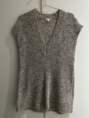 Väst från COS - Väst från COS använd 1-2 gånger enbart, storlek xs