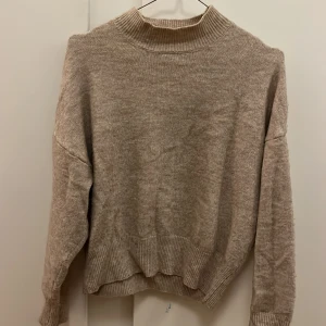 Stickad tröja med krage - Stickad tröja med lite krage. Från Mango storlek M. Använd ett fåtal gånger.