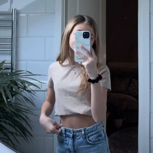 T-shirt - Beige t-shirt från Zara använd fåtal gånger, i bra skicka. Hör av dig vid intresse eller funderingar. Köparen står för frakten.