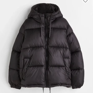 Jacka - Säljer min svarta puffert jacka ifrån hm då jag inte använder den längre, köpt förra vintern men sparsamt använd🤍