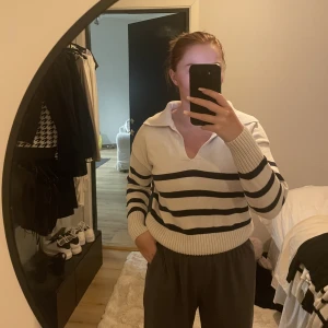 Söt stickad tröja. St S - Köparen står för frakten 