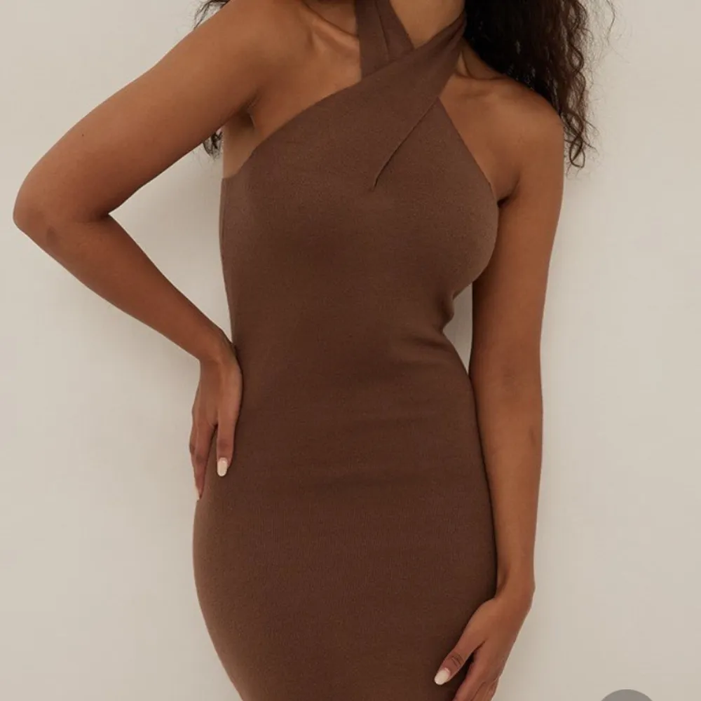 brun stickad klänning, endast använd vid ett tillfälle🤎🤎. Klänningar.