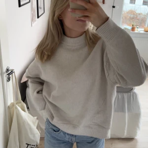 Stickad tröja från H&M - Superfin oversized stickad tröja från h&m, storlek S men somsagt lite oversized 🤍