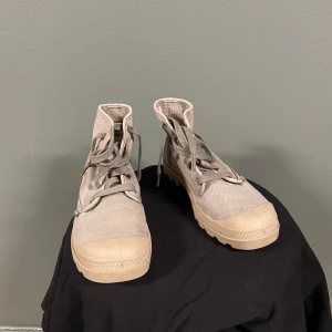 Palladium skor grå - Grå palladium skor  storlek 39 