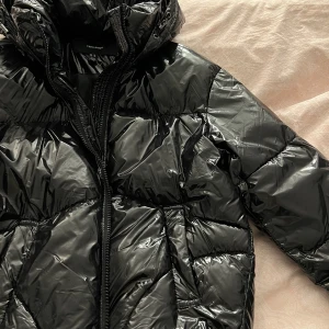 Super Nice jacka  - Säljer nu min fina jacka som tyvärr inte används. Är i storlek XS men passar som S har används fåtal gånger! Säljer för 400kr inklusive frakt:) 